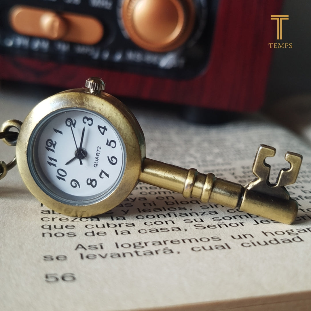 RELOJ COLGANTE DISEÑO DE LLAVE