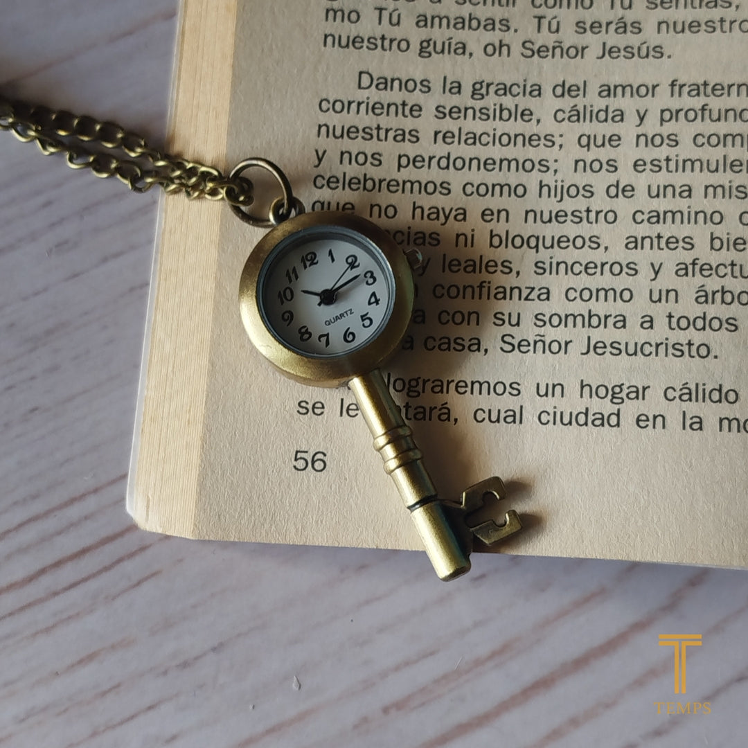 RELOJ COLGANTE DISEÑO DE LLAVE