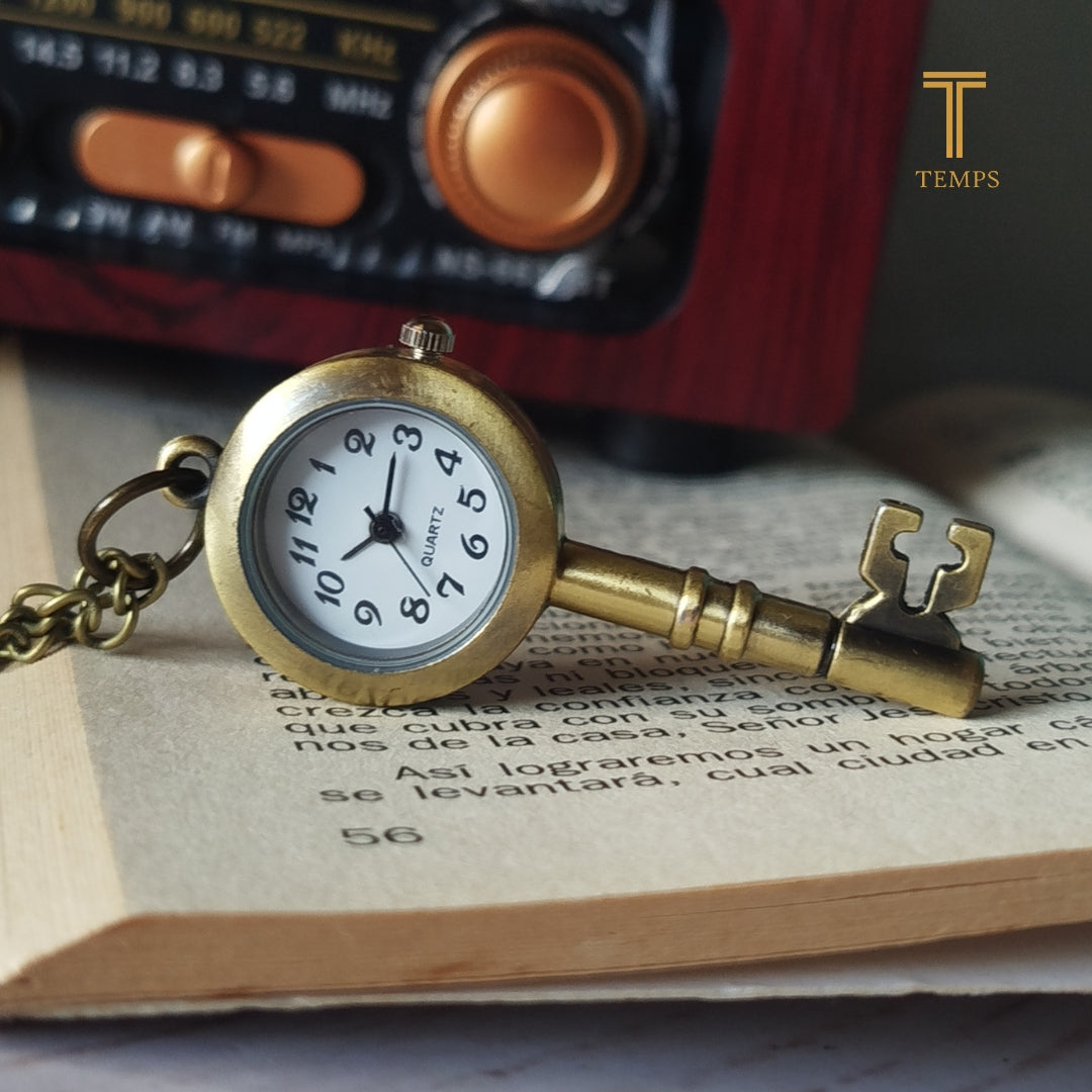 RELOJ COLGANTE DISEÑO DE LLAVE