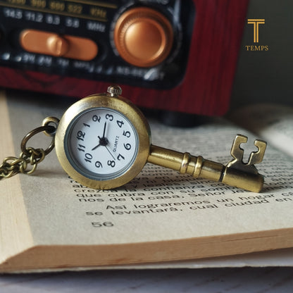 RELOJ COLGANTE DISEÑO DE LLAVE
